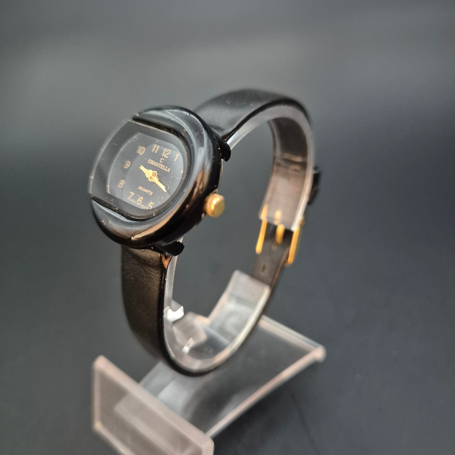 Chantella Damen Uhr – Quarz, Schwarz mit einzigartigem Gehäuse