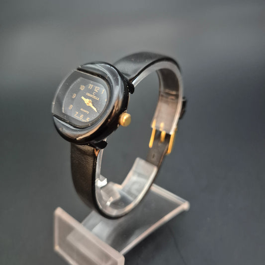 Chantella Damen Uhr – Quarz, Schwarz mit einzigartigem Gehäuse