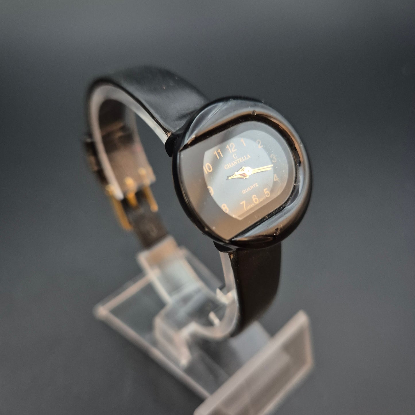 Chantella Damen Uhr – Quarz, Schwarz mit einzigartigem Gehäuse