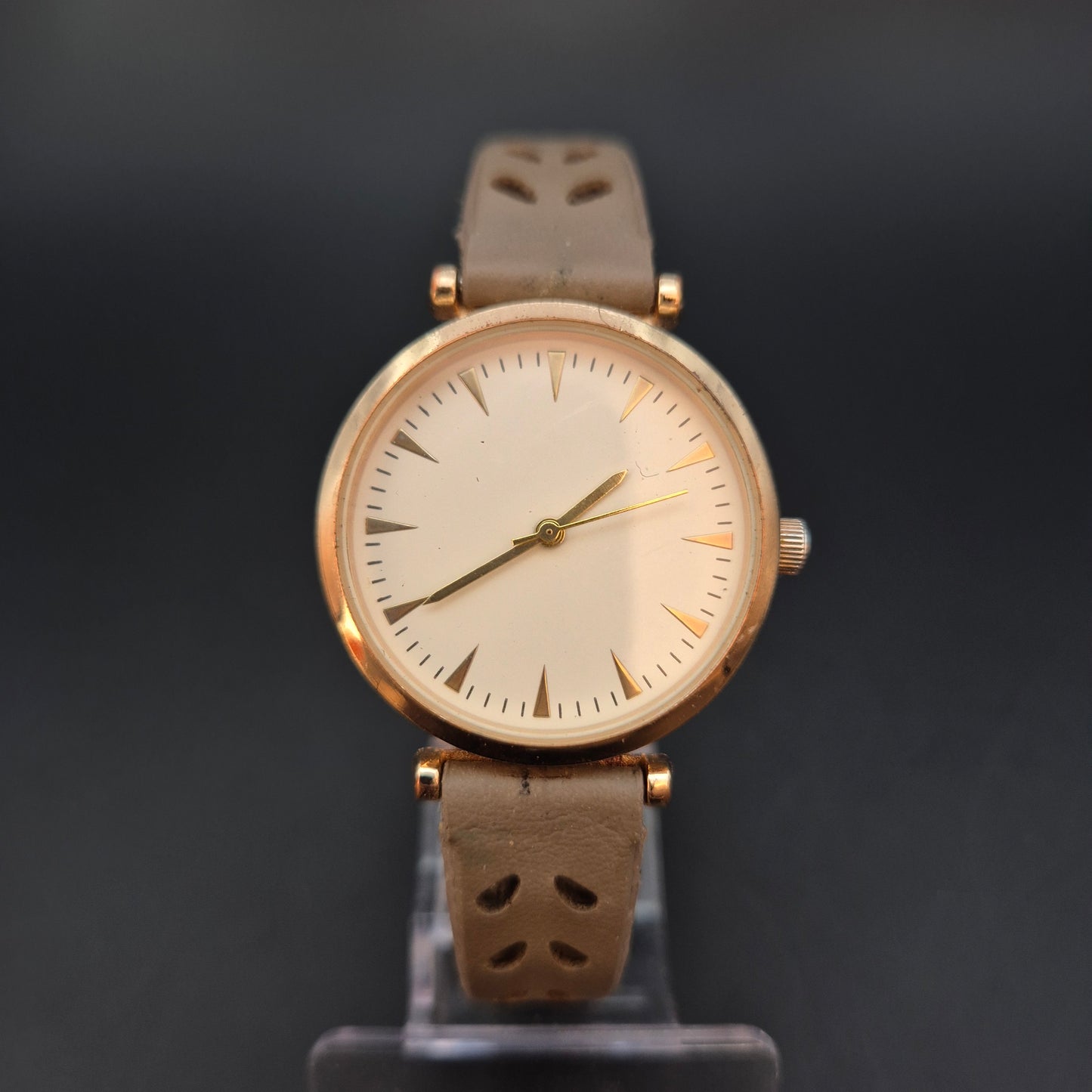 JG Damen Uhr – Quarz, Goldfarben mit ausgestanztem Armband