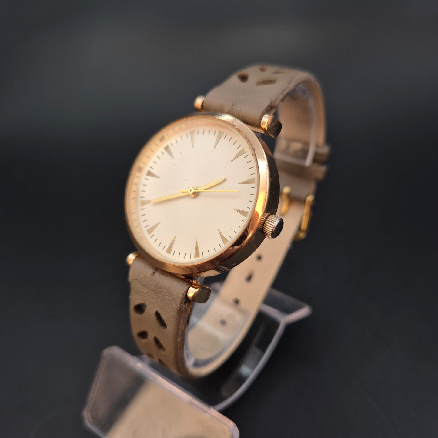 JG Damen Uhr – Quarz, Goldfarben mit ausgestanztem Armband