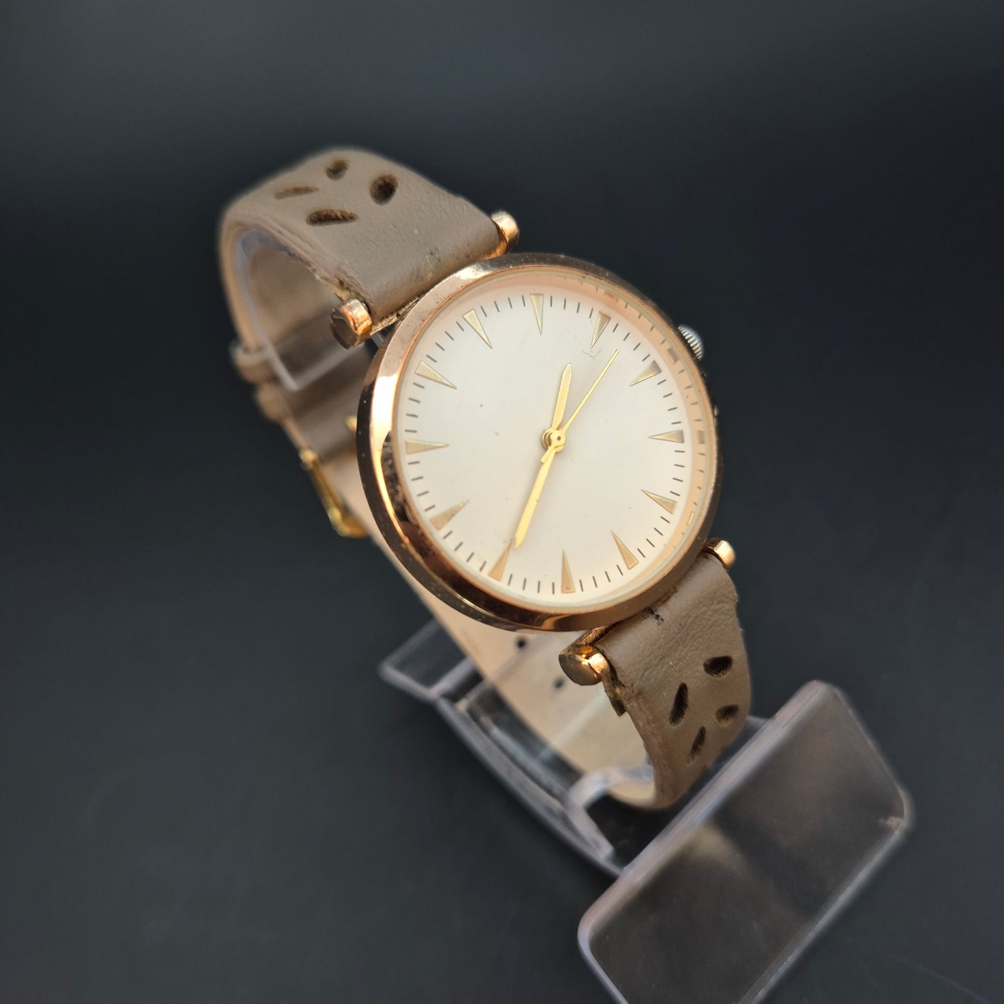 JG Damen Uhr – Quarz, Goldfarben mit ausgestanztem Armband