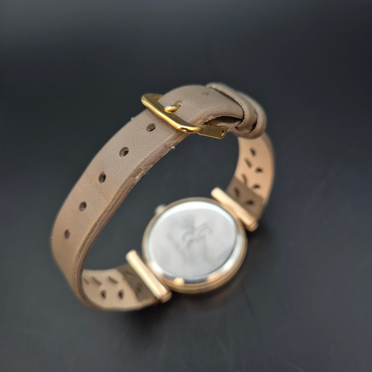 JG Damen Uhr – Quarz, Goldfarben mit ausgestanztem Armband