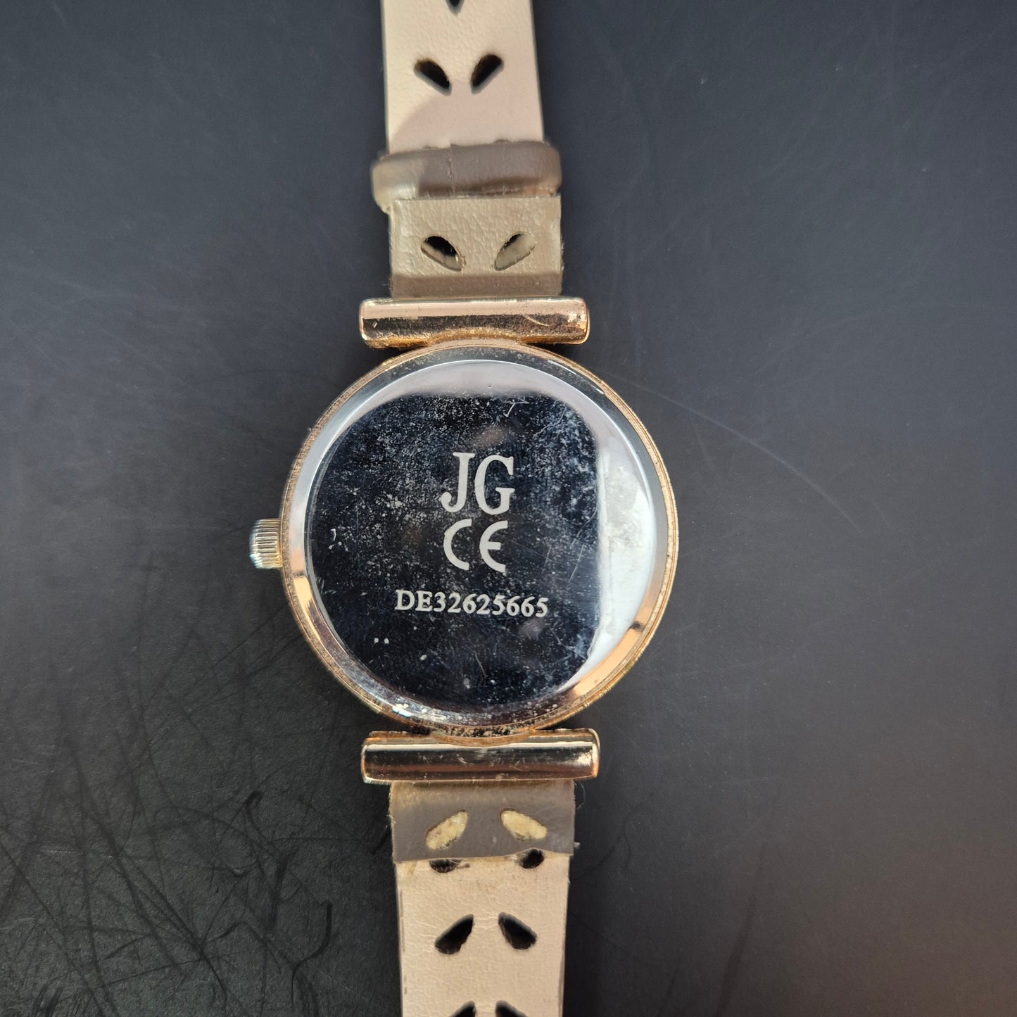 JG Damen Uhr – Quarz, Goldfarben mit ausgestanztem Armband