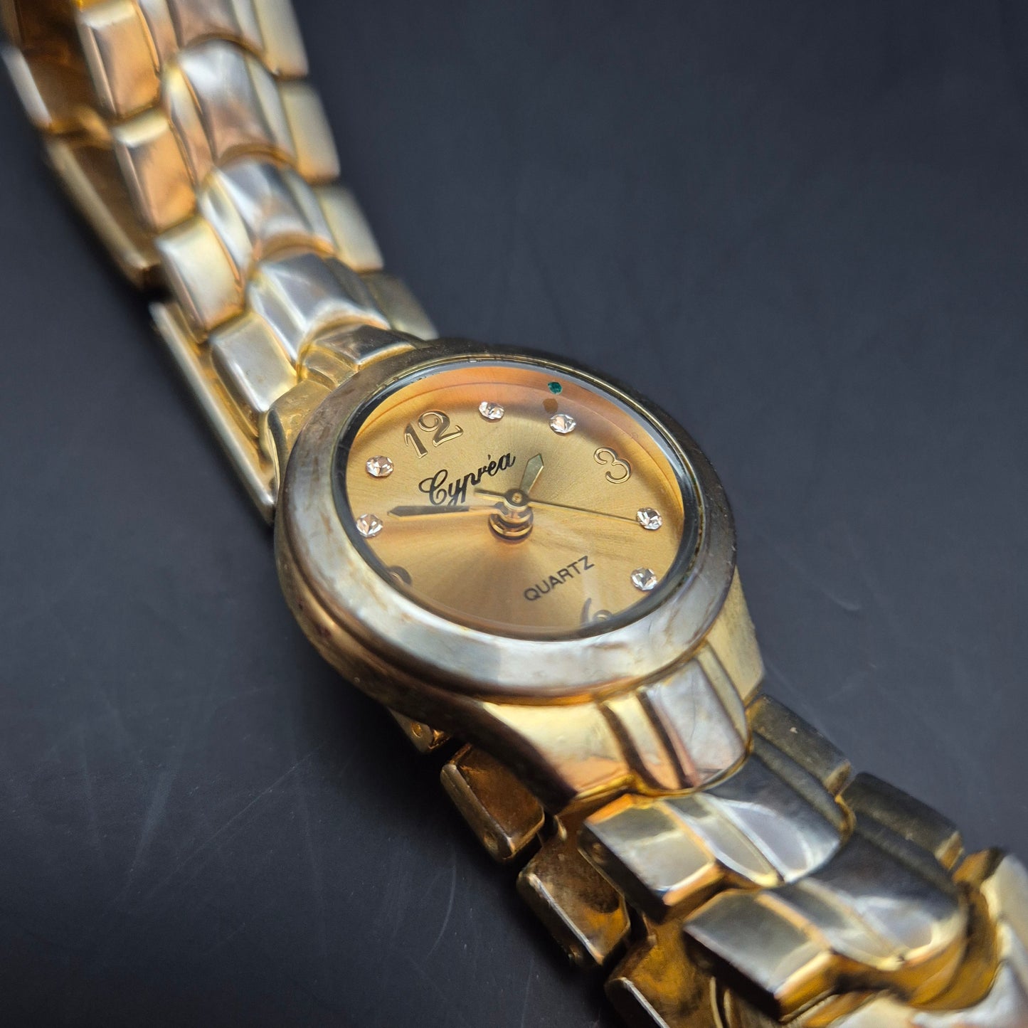 Cyprea Damen Uhr – Quarz, Goldfarben mit Glitzersteinen