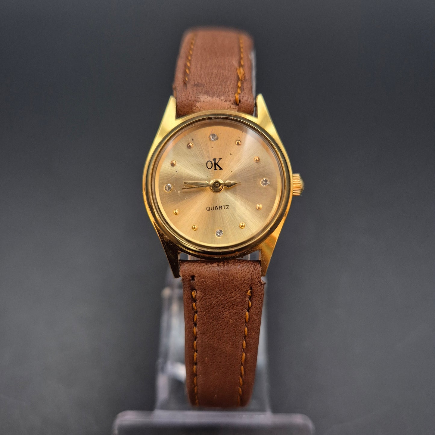 OK Damen Uhr – Quarz, Goldfarben mit Zirkonias und Lederarmband