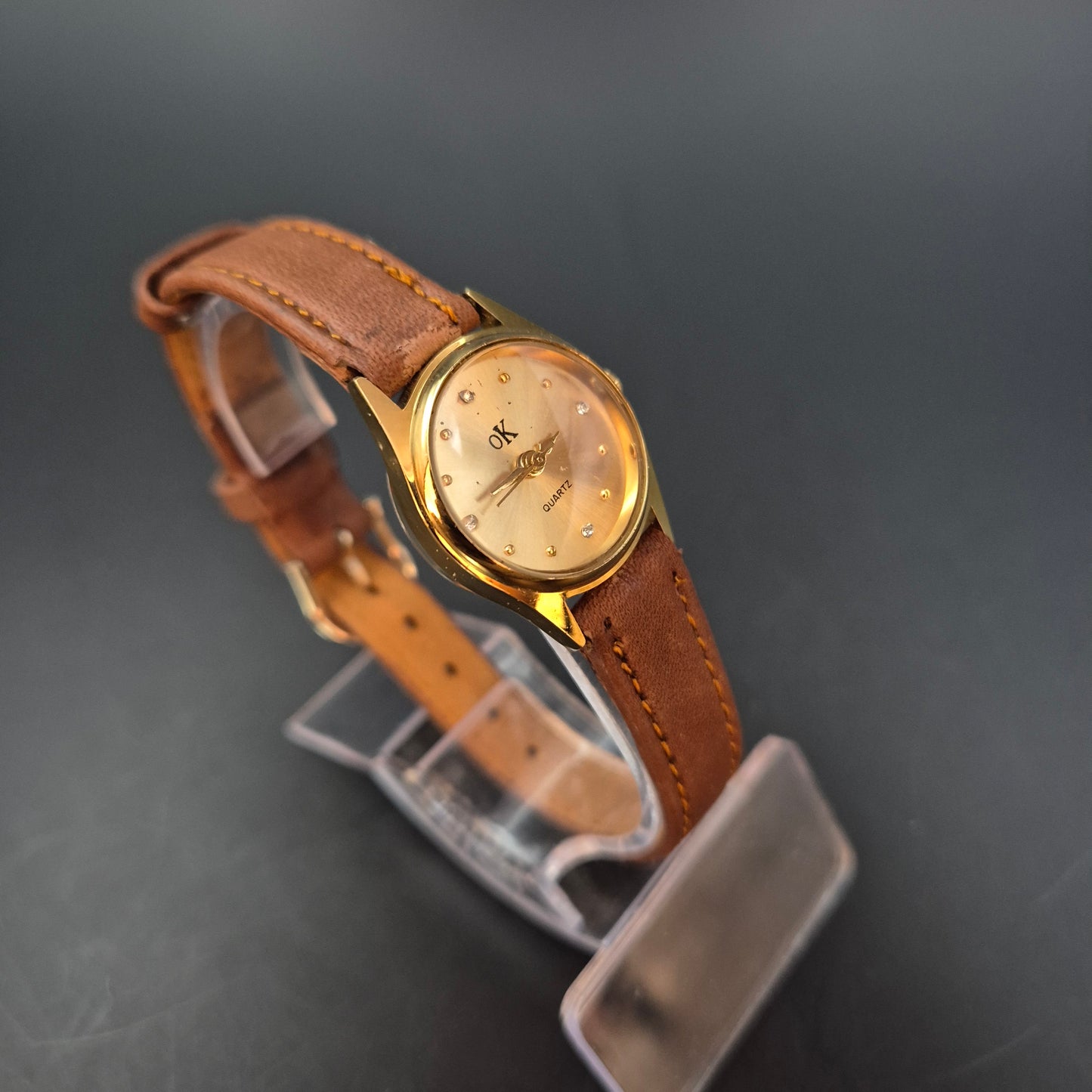 OK Damen Uhr – Quarz, Goldfarben mit Zirkonias und Lederarmband