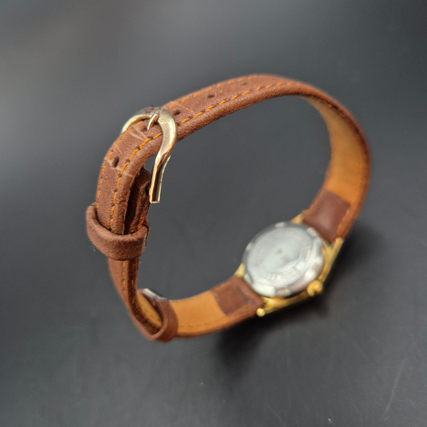 OK Damen Uhr – Quarz, Goldfarben mit Zirkonias und Lederarmband