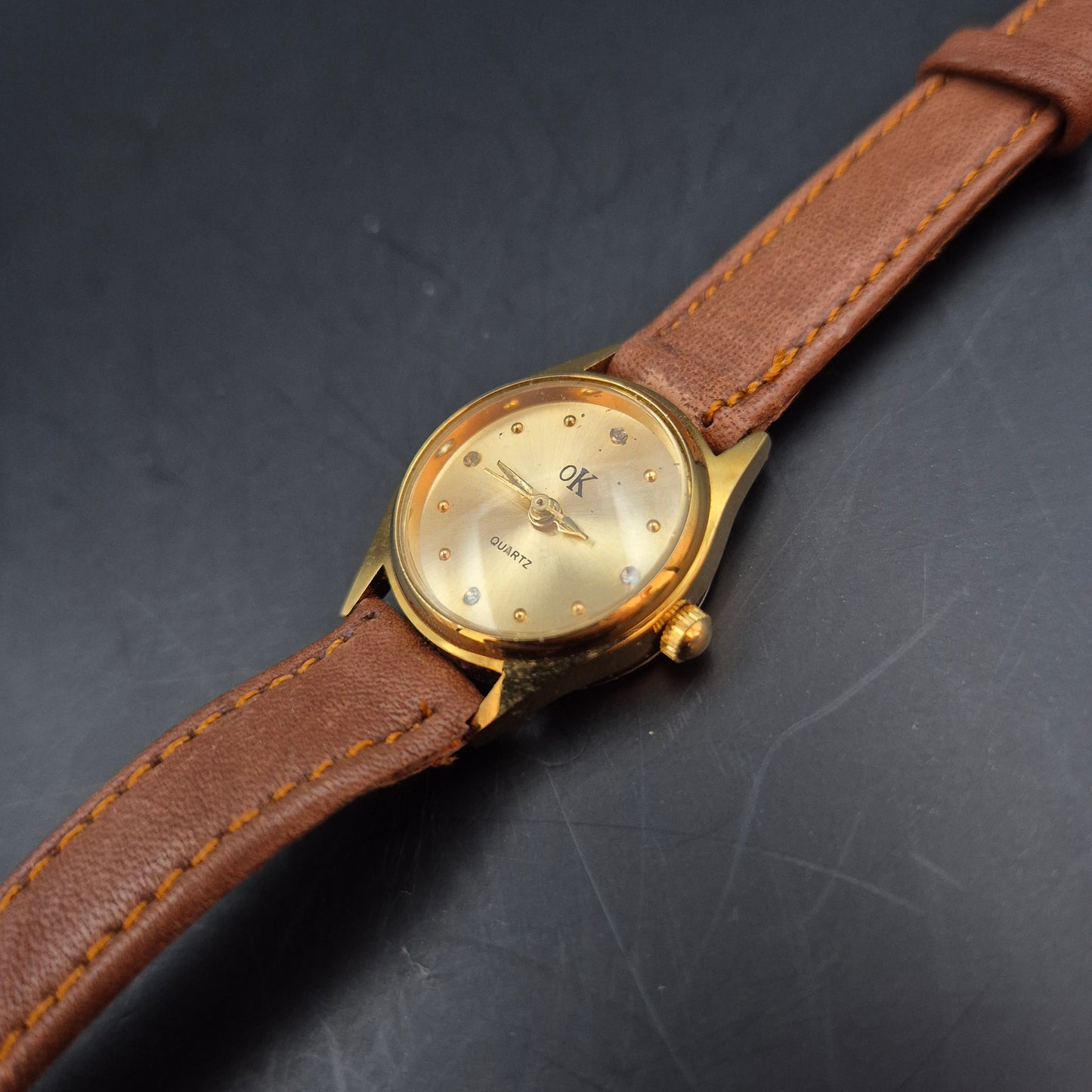 OK Damen Uhr – Quarz, Goldfarben mit Zirkonias und Lederarmband