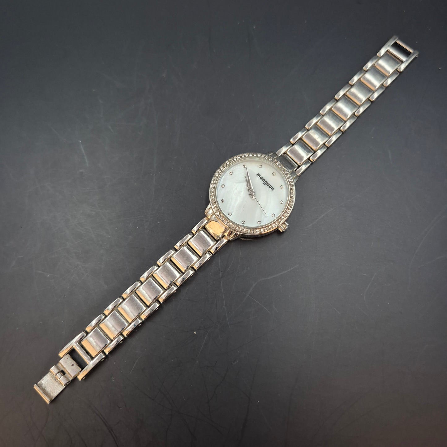 Manguun Damen Uhr – Quarz, Perlmuttzifferblatt mit Strass-Besatz