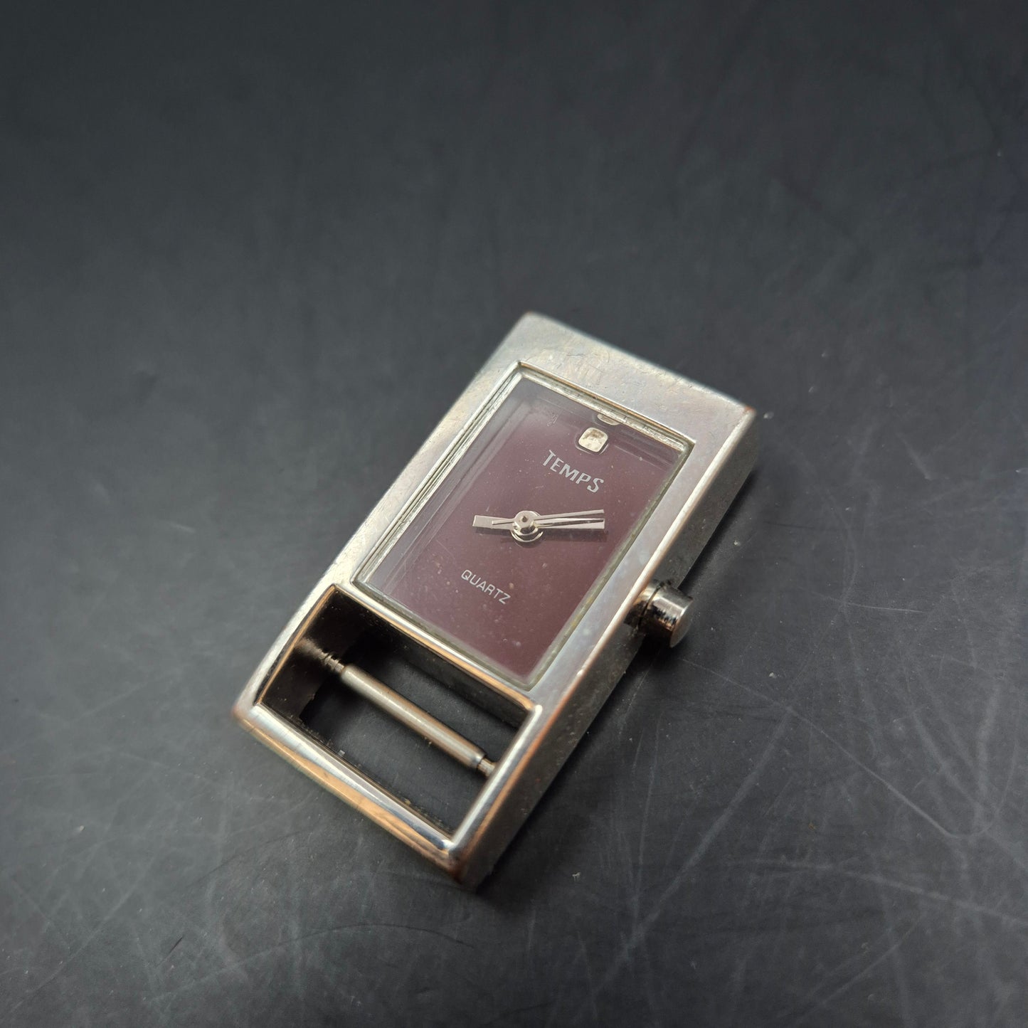 TEMPS Damen Uhr – Quarz, Rechteckiges Gehäuse, Bordeaux (ohne Armband)
