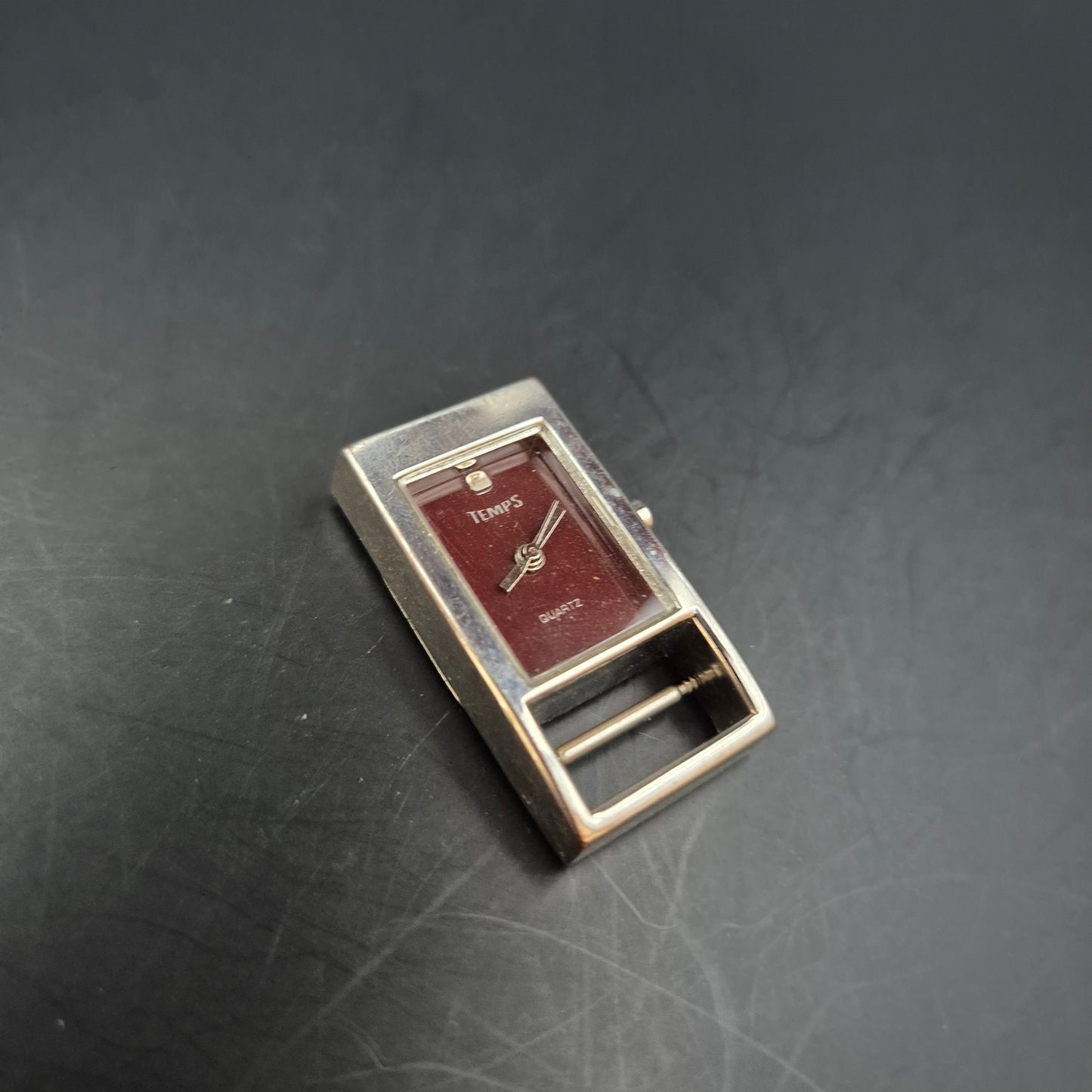 TEMPS Damen Uhr – Quarz, Rechteckiges Gehäuse, Bordeaux (ohne Armband)