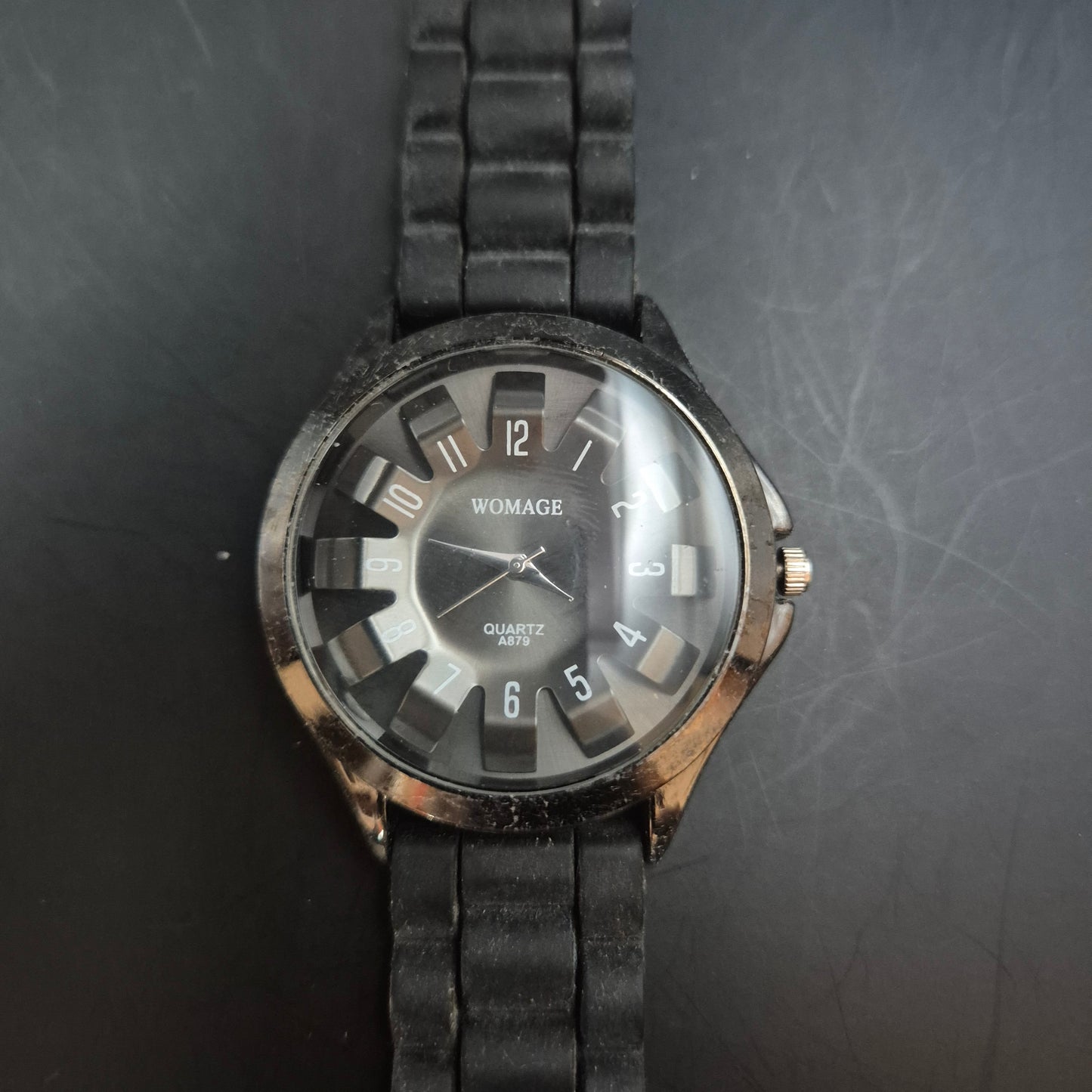 Womage Herren Uhr – Quarz, Schwarz mit auffälligem Zifferblatt