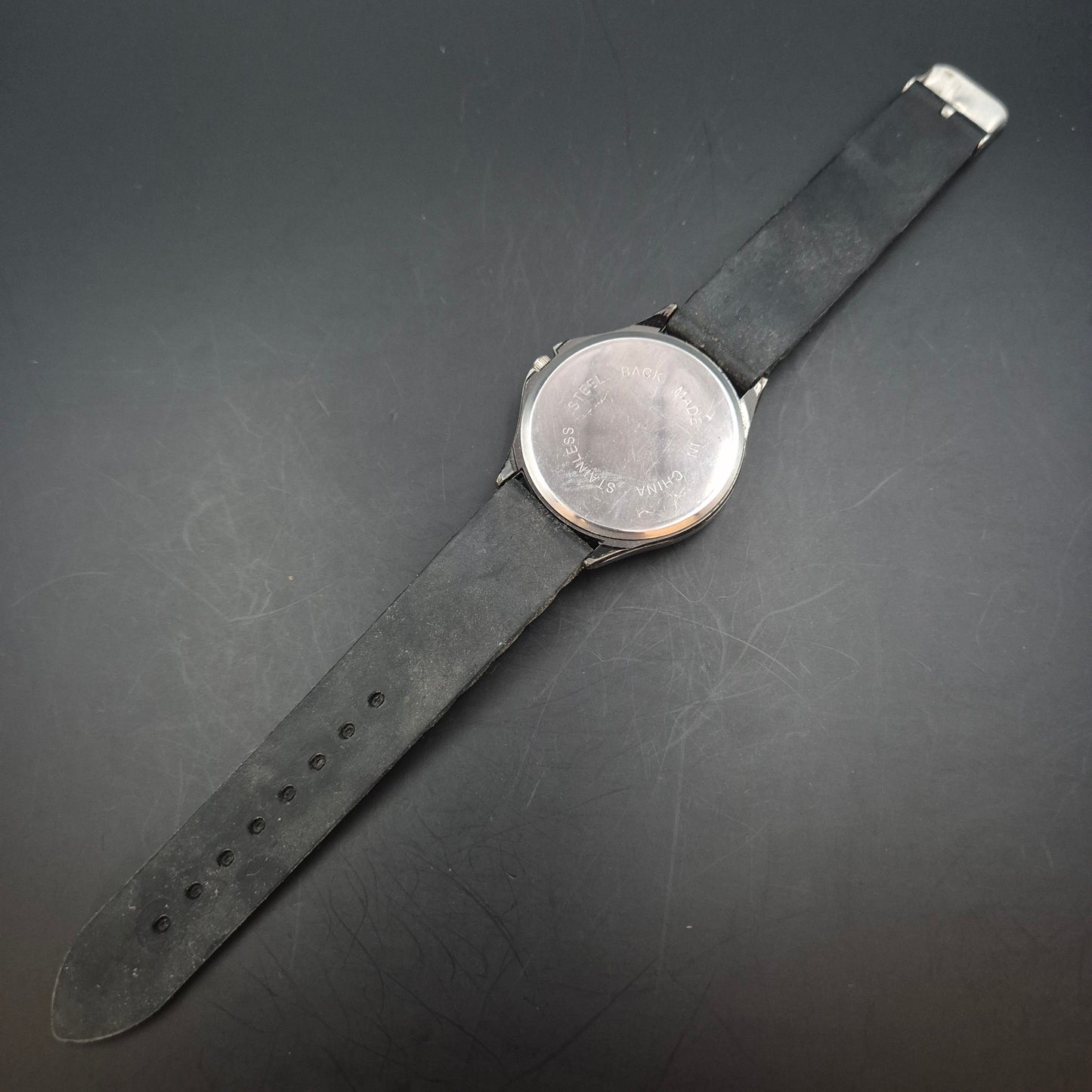 Womage Herren Uhr – Quarz, Schwarz mit auffälligem Zifferblatt