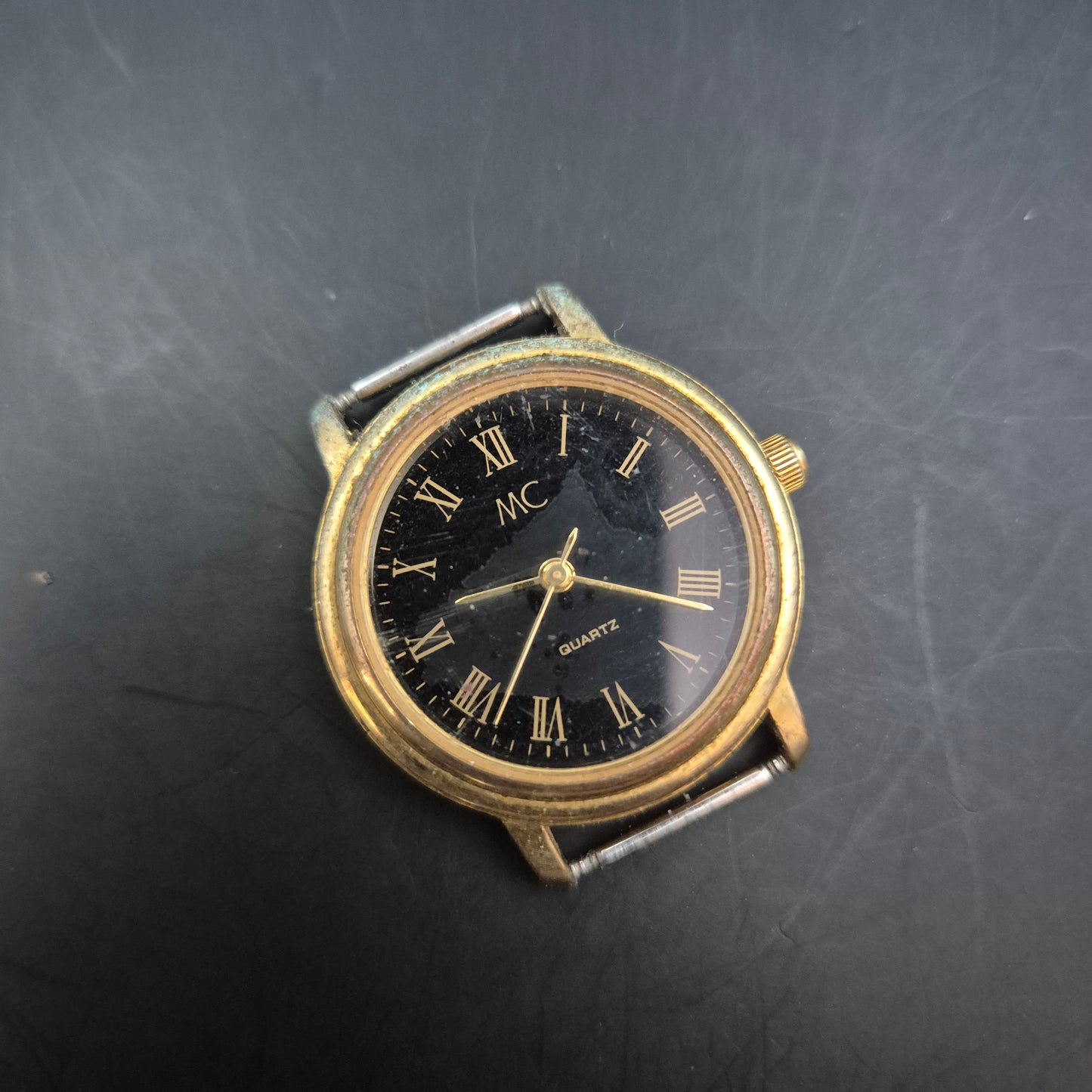 MC Damen Uhr – Quarz, Goldfarben mit schwarzem Zifferblatt (ohne Armband)