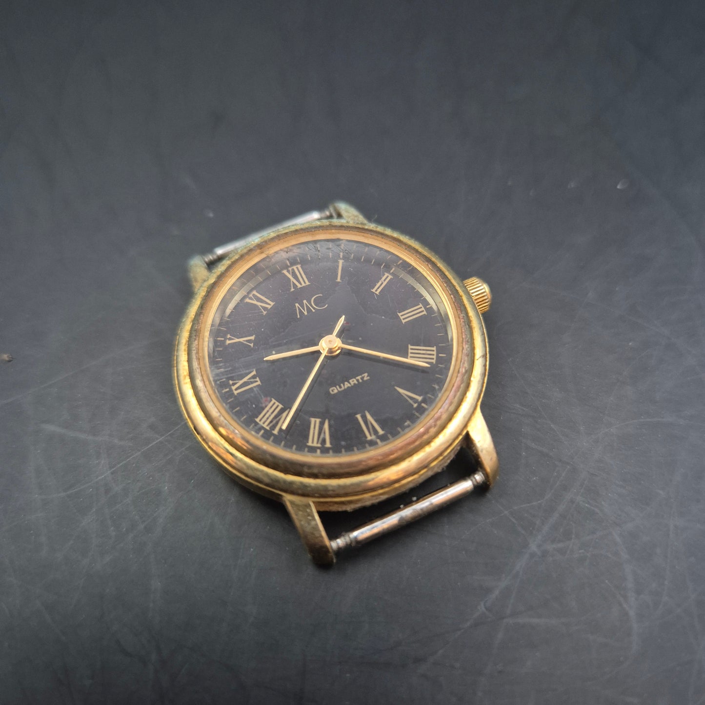 MC Damen Uhr – Quarz, Goldfarben mit schwarzem Zifferblatt (ohne Armband)