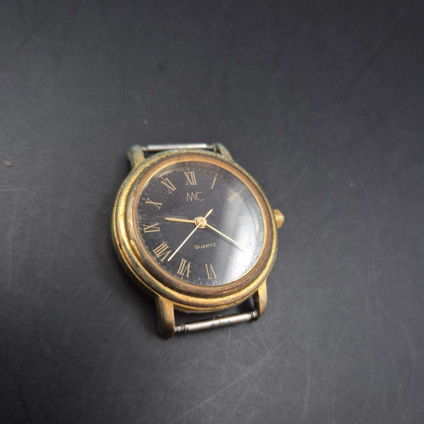 MC Damen Uhr – Quarz, Goldfarben mit schwarzem Zifferblatt (ohne Armband)