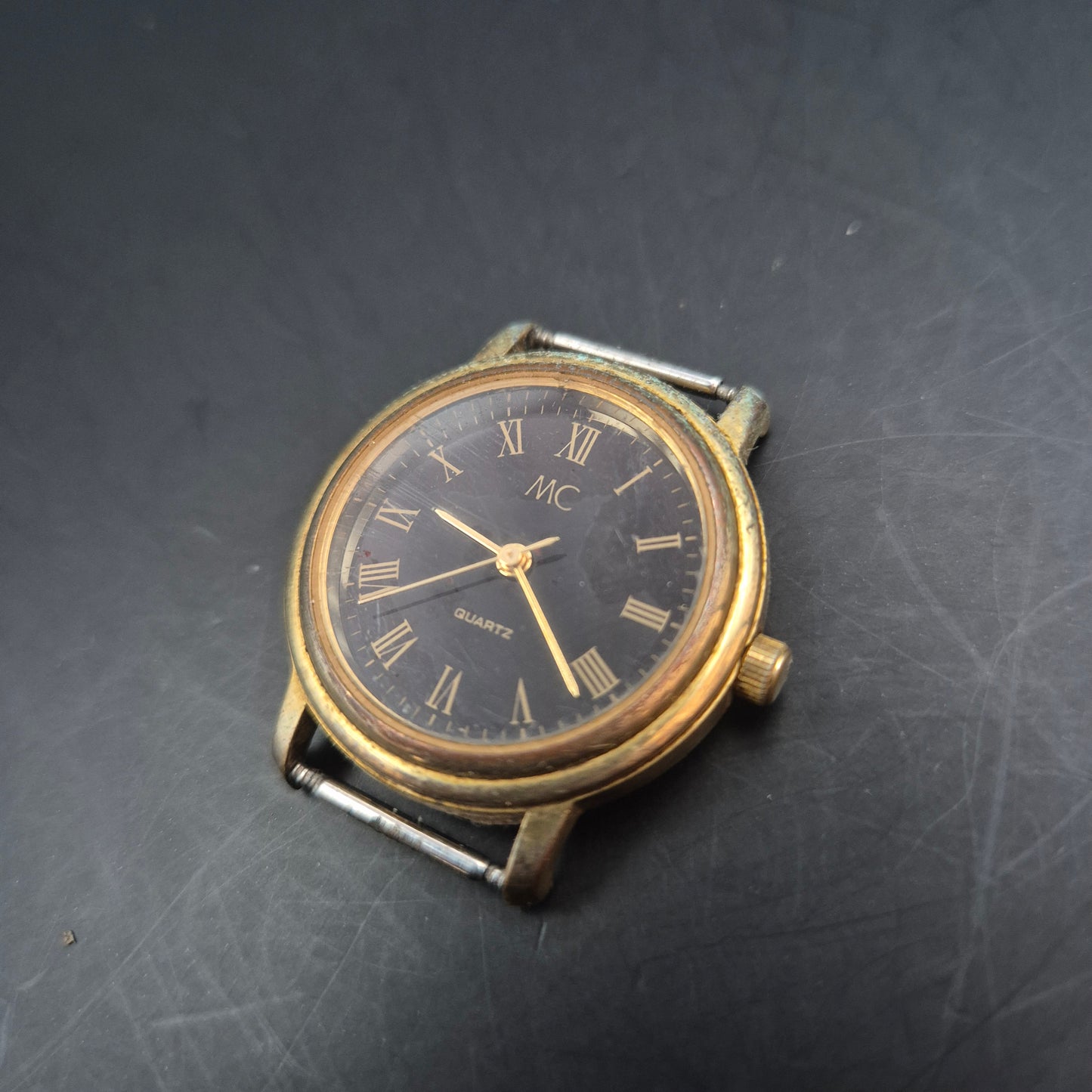 MC Damen Uhr – Quarz, Goldfarben mit schwarzem Zifferblatt (ohne Armband)