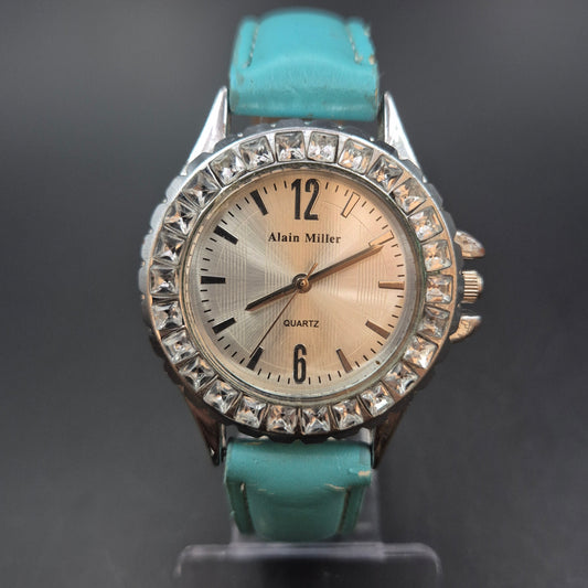 Alain Miller Damen Uhr – Quarz, Strass-Besatz mit Lederarmband