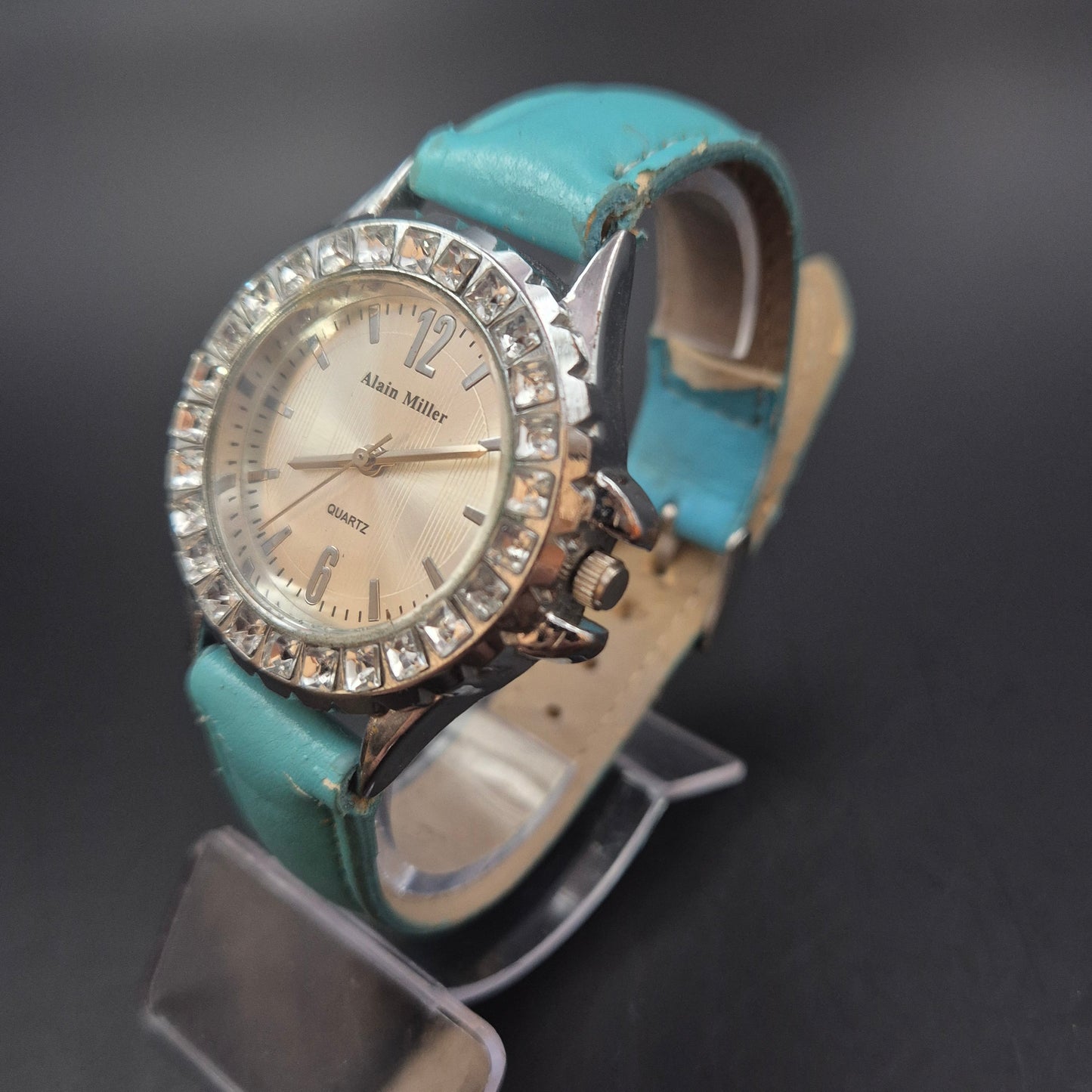 Alain Miller Damen Uhr – Quarz, Strass-Besatz mit Lederarmband