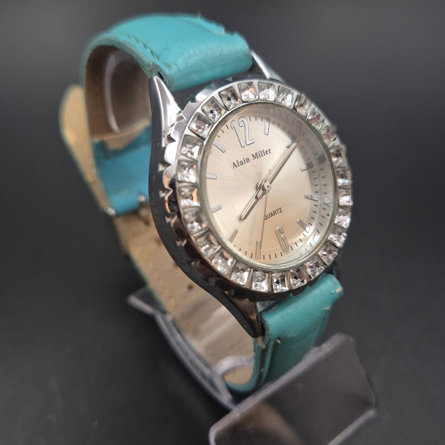 Alain Miller Damen Uhr – Quarz, Strass-Besatz mit Lederarmband