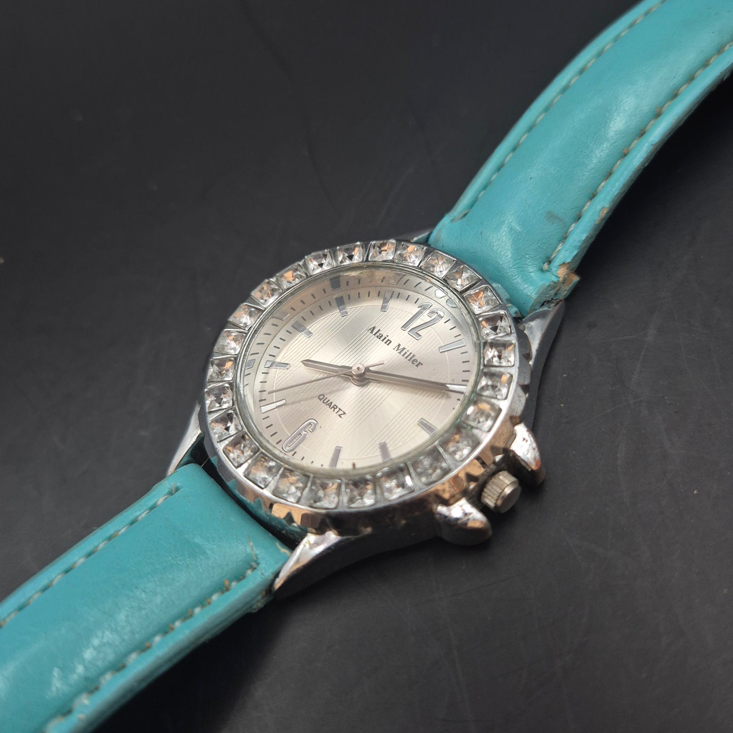 Alain Miller Damen Uhr – Quarz, Strass-Besatz mit Lederarmband