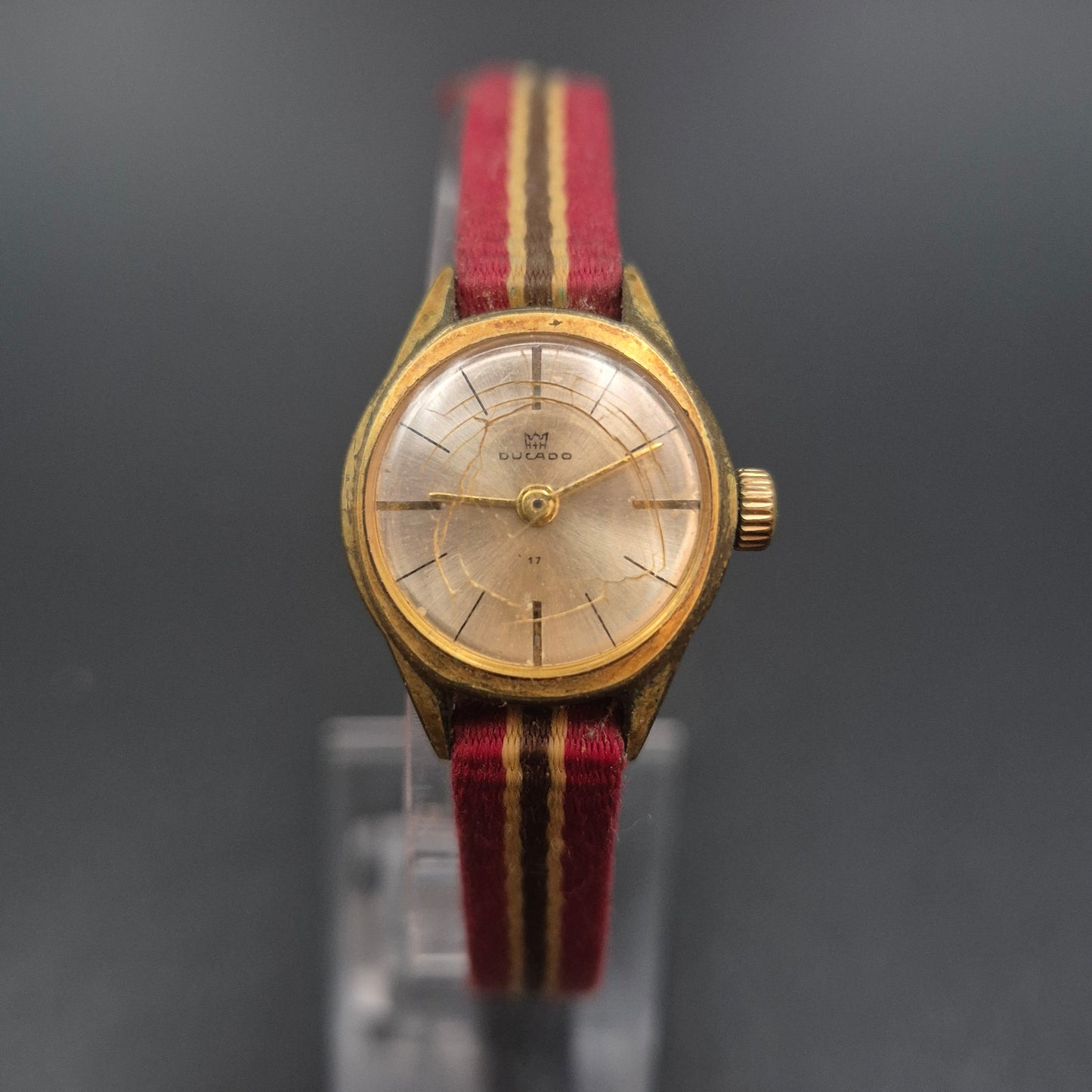 Vintage Ducado Damen Uhr – Charme mit gestreiftem Armband