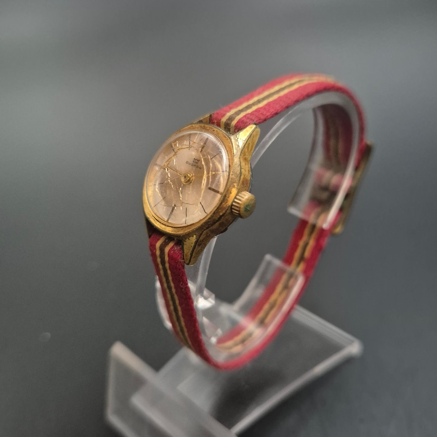 Vintage Ducado Damen Uhr – Charme mit gestreiftem Armband