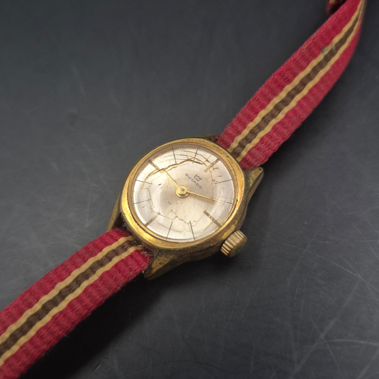 Vintage Ducado Damen Uhr – Charme mit gestreiftem Armband