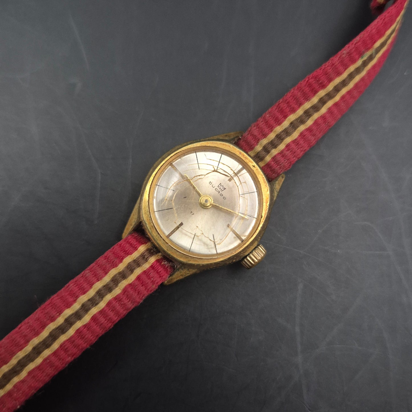 Vintage Ducado Damen Uhr – Charme mit gestreiftem Armband