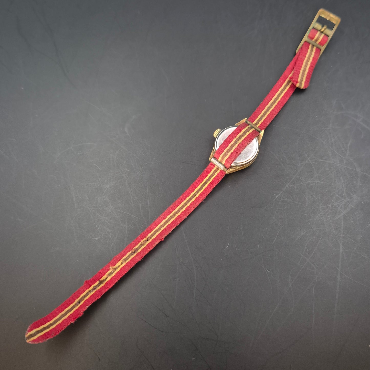 Vintage Ducado Damen Uhr – Charme mit gestreiftem Armband