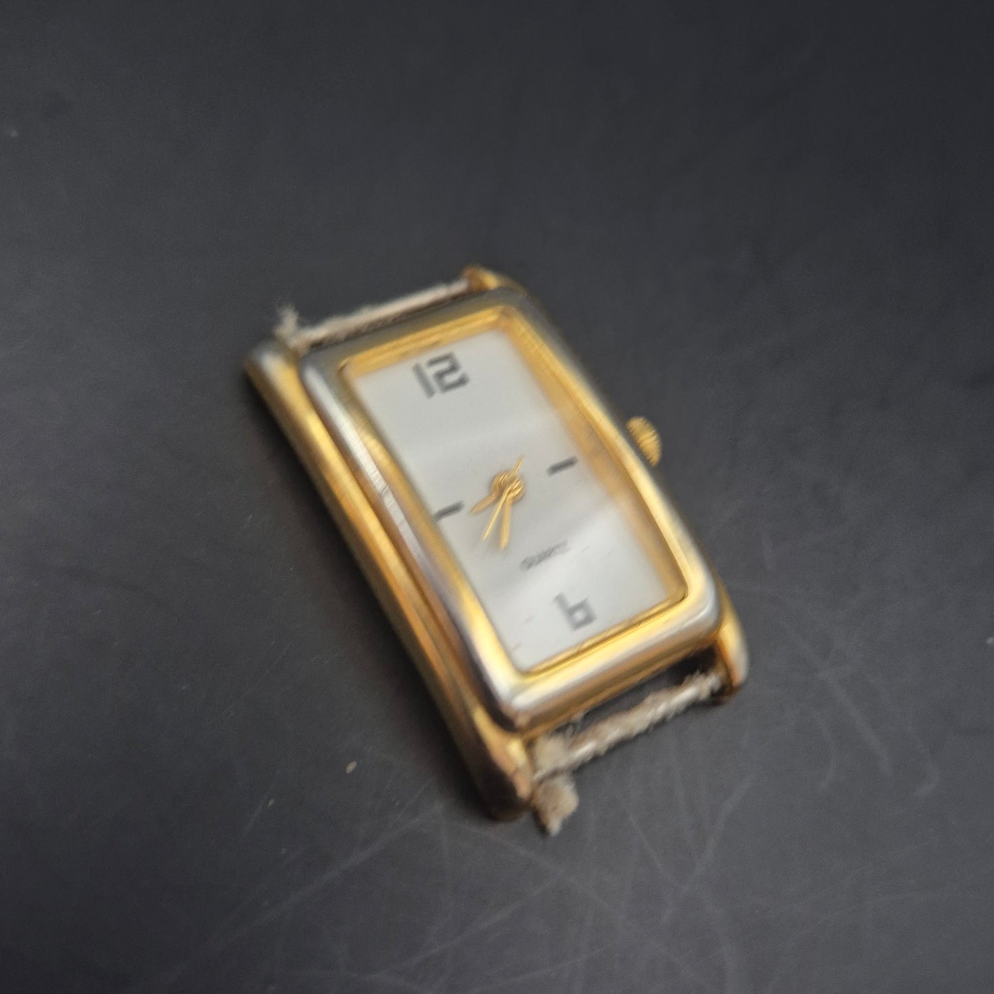 Klassische Damen Uhr – Rechteckiges Design in Goldton