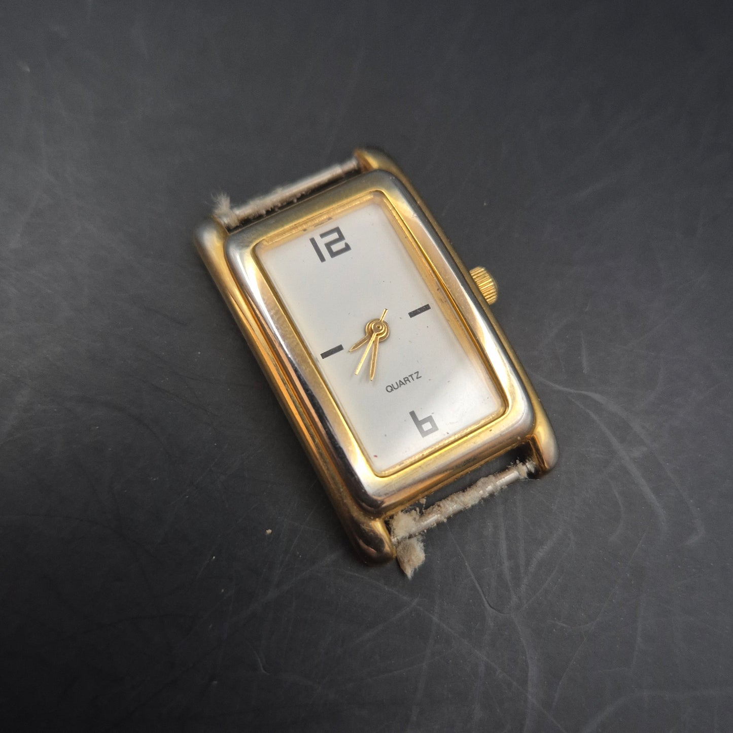 Klassische Damen Uhr – Rechteckiges Design in Goldton