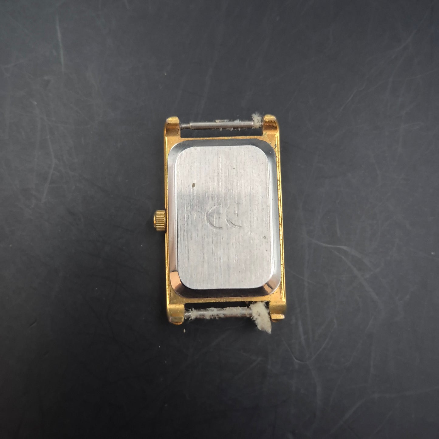 Klassische Damen Uhr – Rechteckiges Design in Goldton