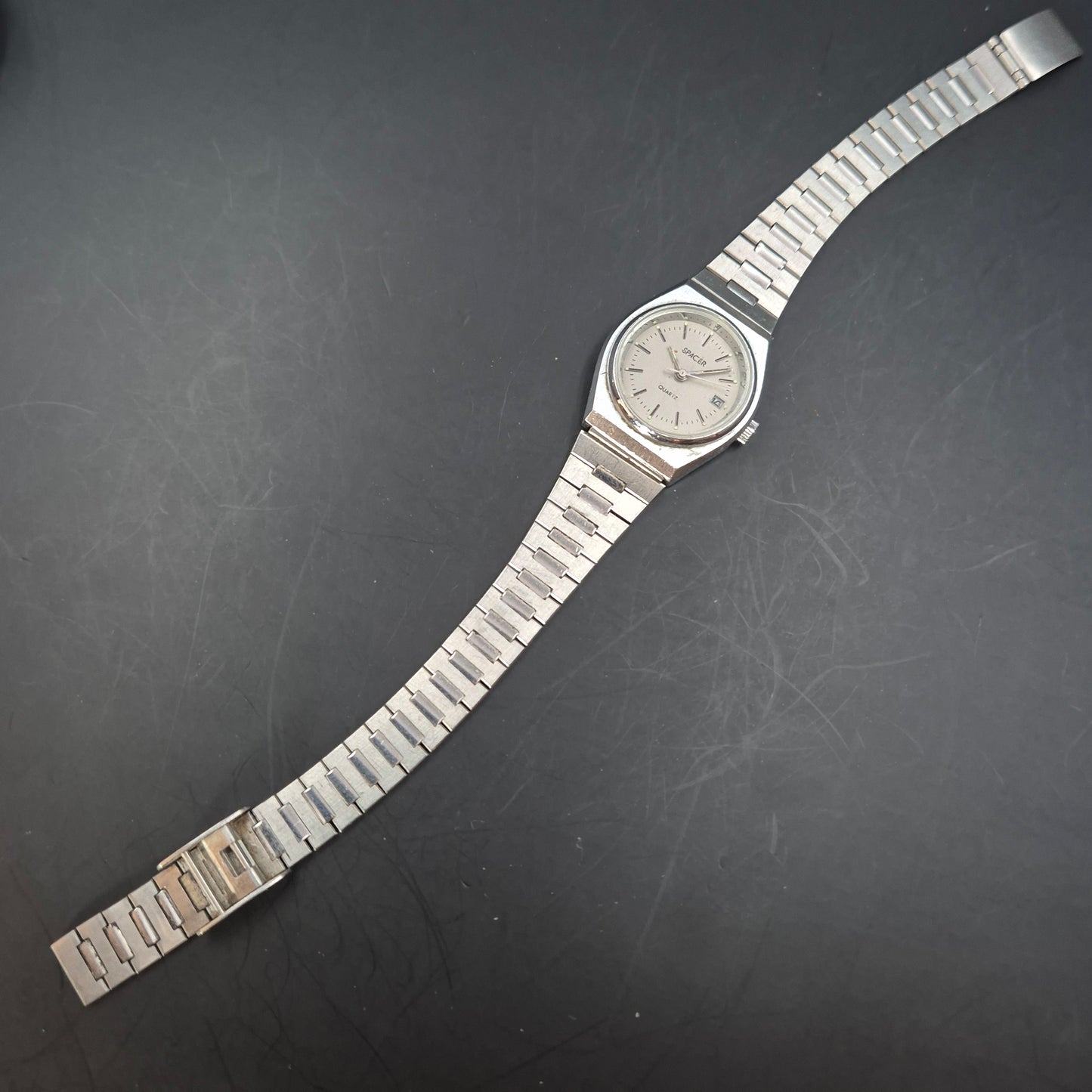 Klassische Spacer Damen Uhr – Silberfarben mit Datum