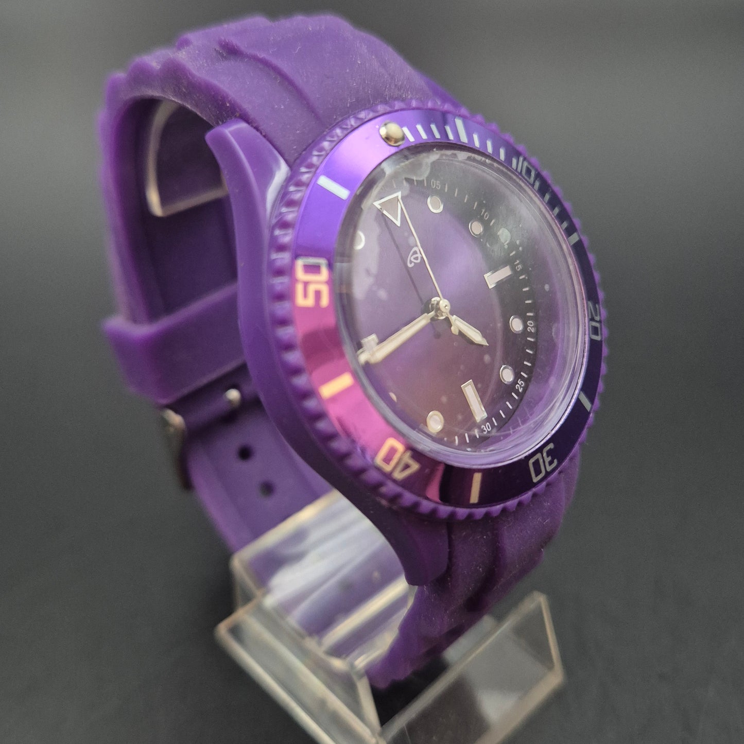 Auffällige Lila Silikon Uhr – Modern & Sportlich