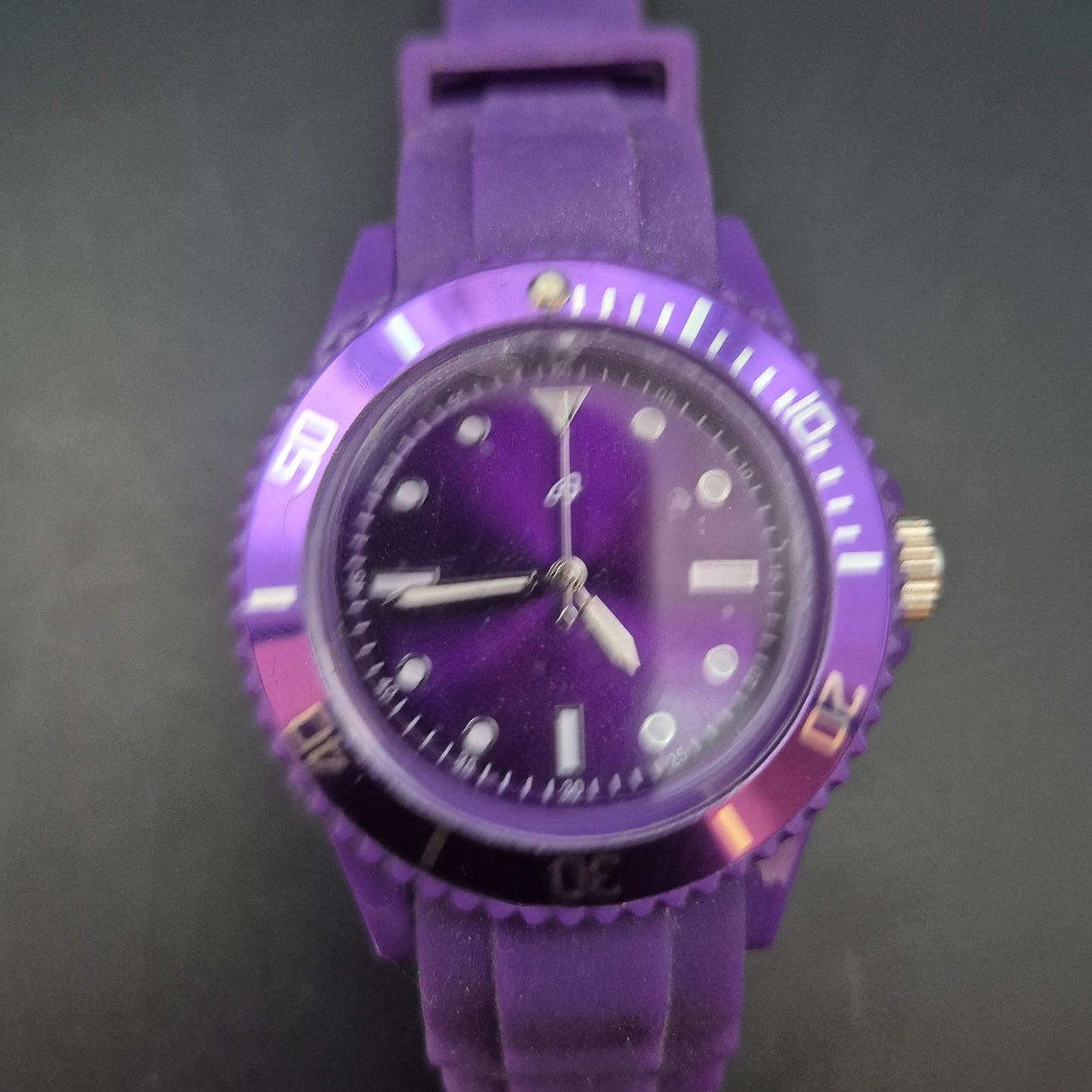 Auffällige Lila Silikon Uhr – Modern & Sportlich