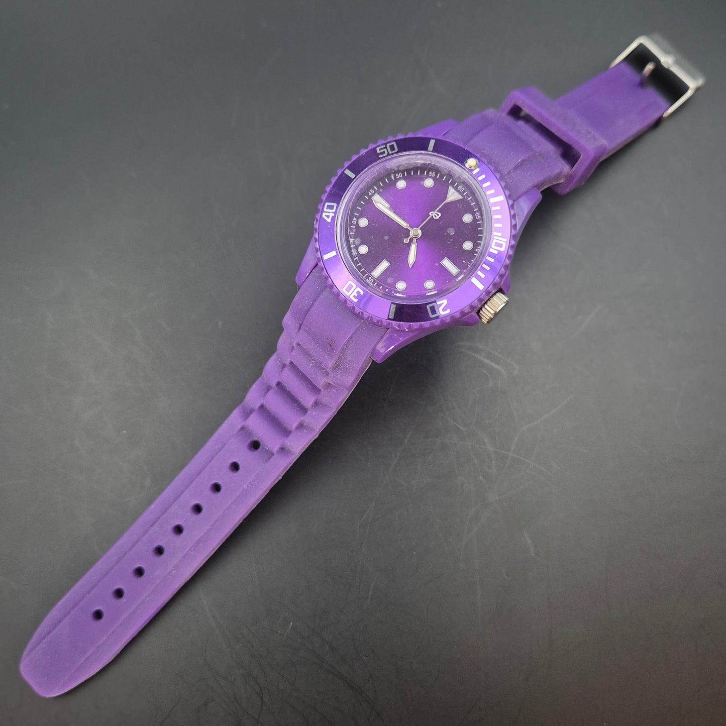 Auffällige Lila Silikon Uhr – Modern & Sportlich