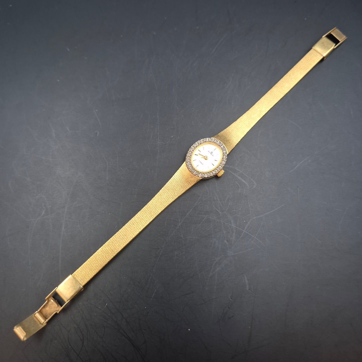 Elegante Dugena Damen Uhr – Goldton mit funkelndem Zierkranz