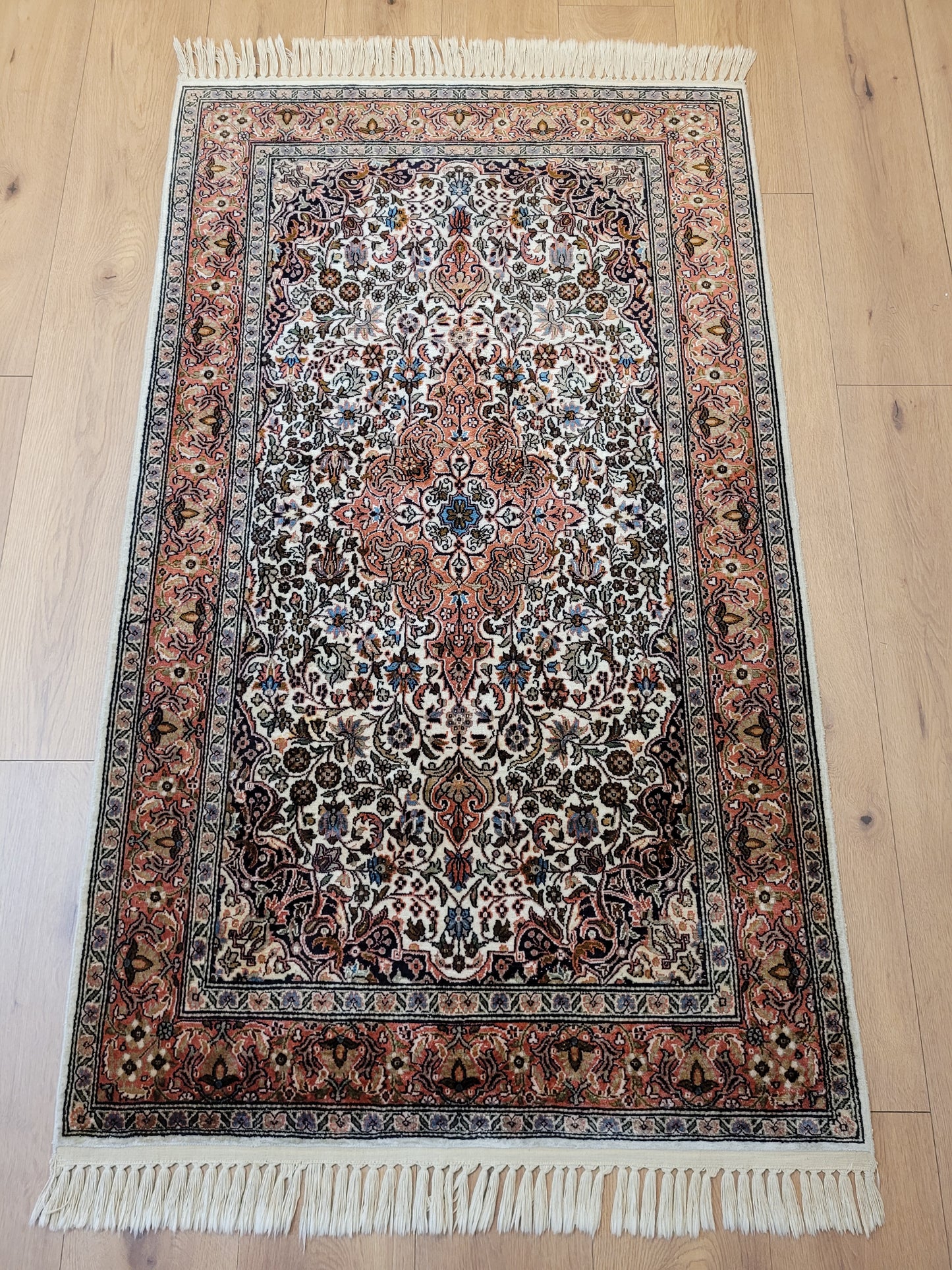 Ghom Teppich Seide feine Knüpfung florales Medaillon