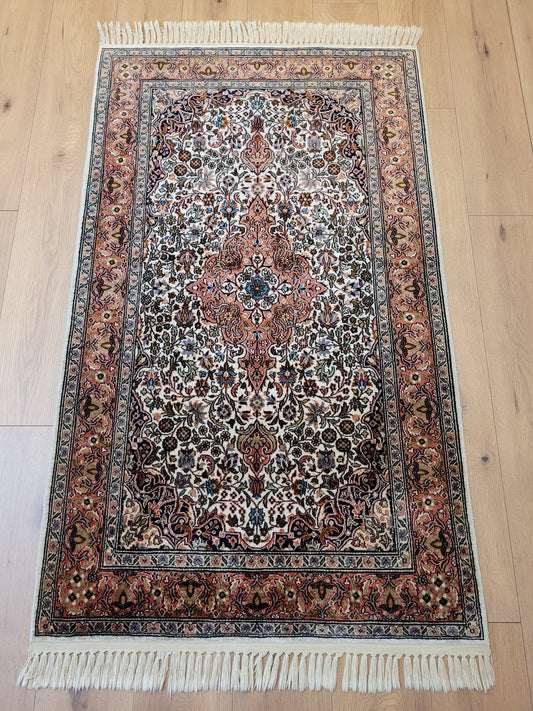 Ghom Teppich Seide feine Knüpfung florales Medaillon