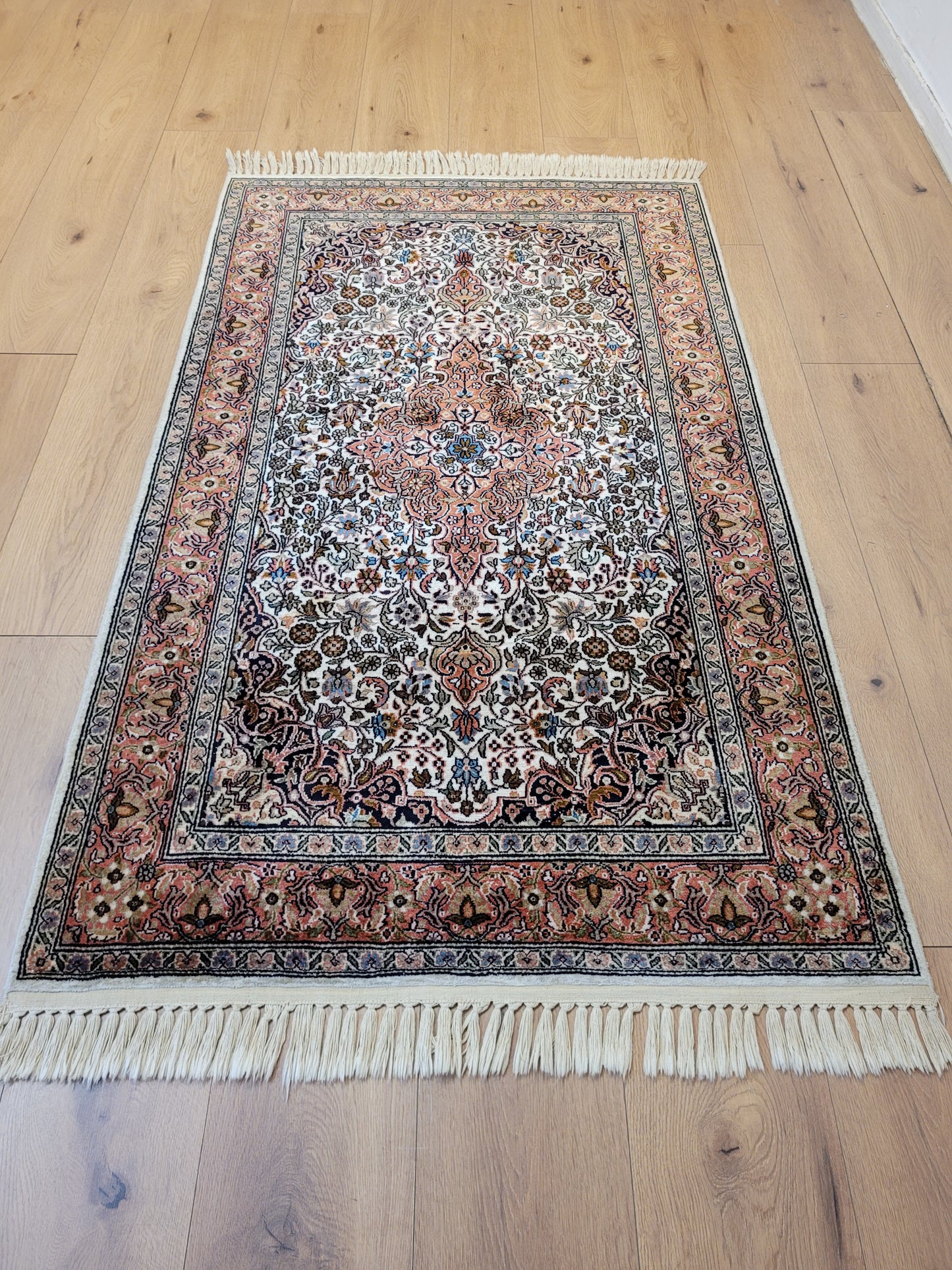 Ghom Teppich Seide feine Knüpfung florales Medaillon