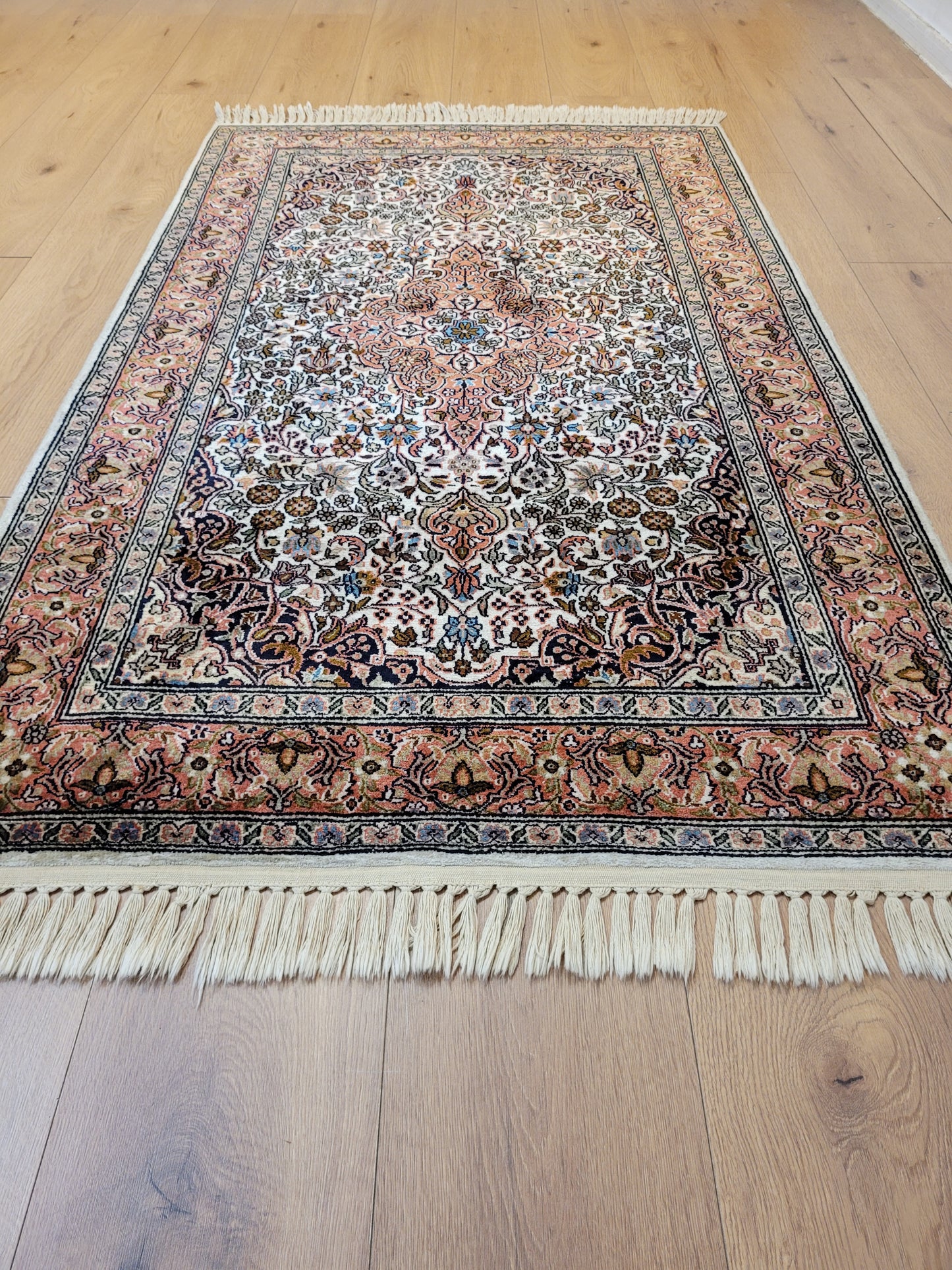 Ghom Teppich Seide feine Knüpfung florales Medaillon