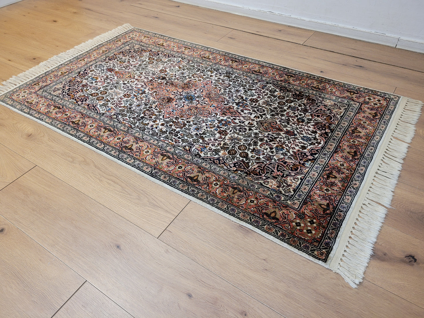 Ghom Teppich Seide feine Knüpfung florales Medaillon