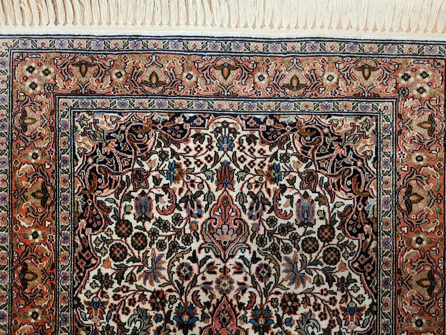 Ghom Teppich Seide feine Knüpfung florales Medaillon