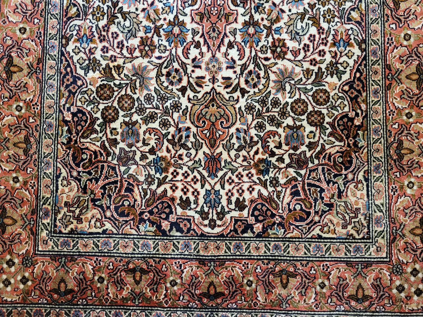 Ghom Teppich Seide feine Knüpfung florales Medaillon