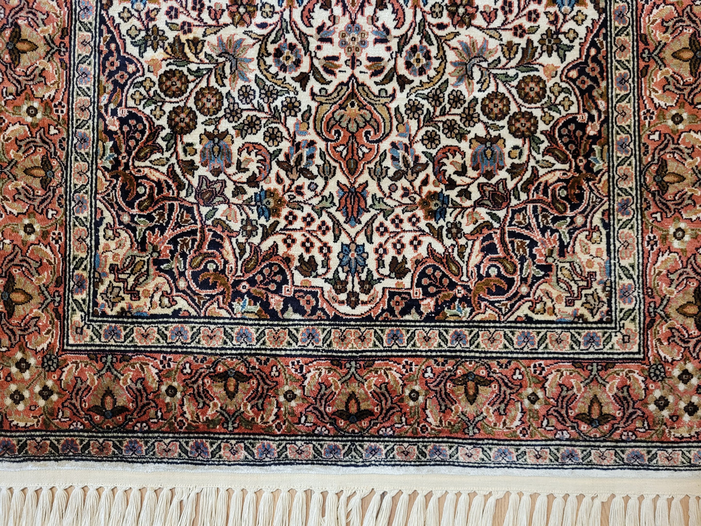 Ghom Teppich Seide feine Knüpfung florales Medaillon