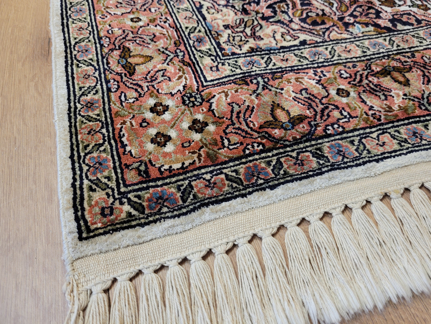 Ghom Teppich Seide feine Knüpfung florales Medaillon