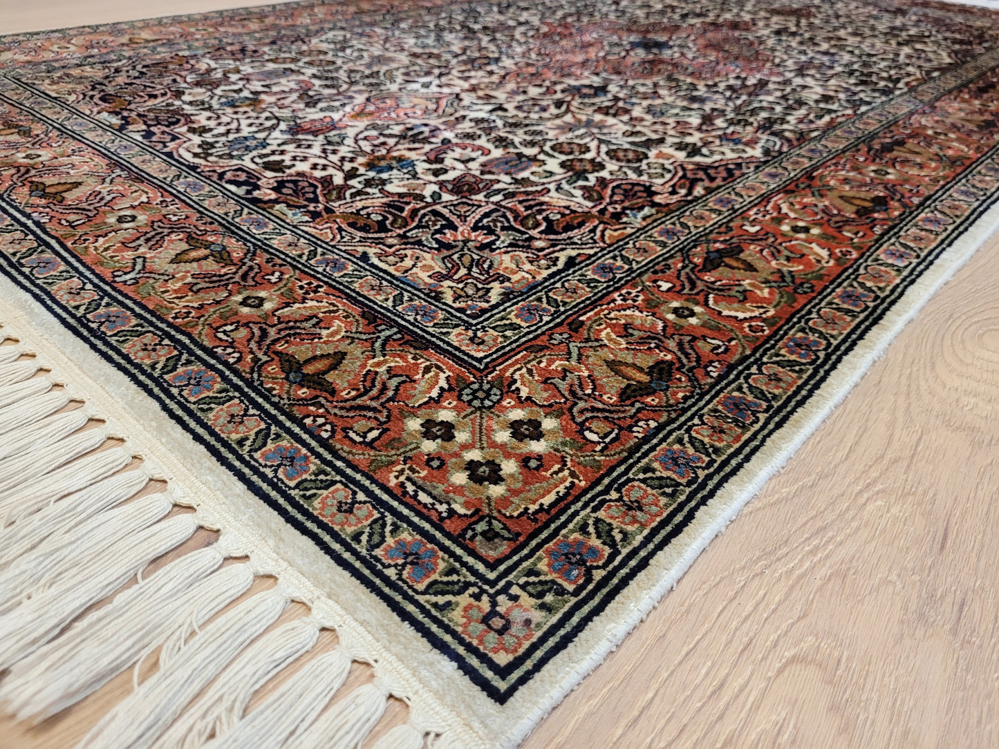 Ghom Teppich Seide feine Knüpfung florales Medaillon