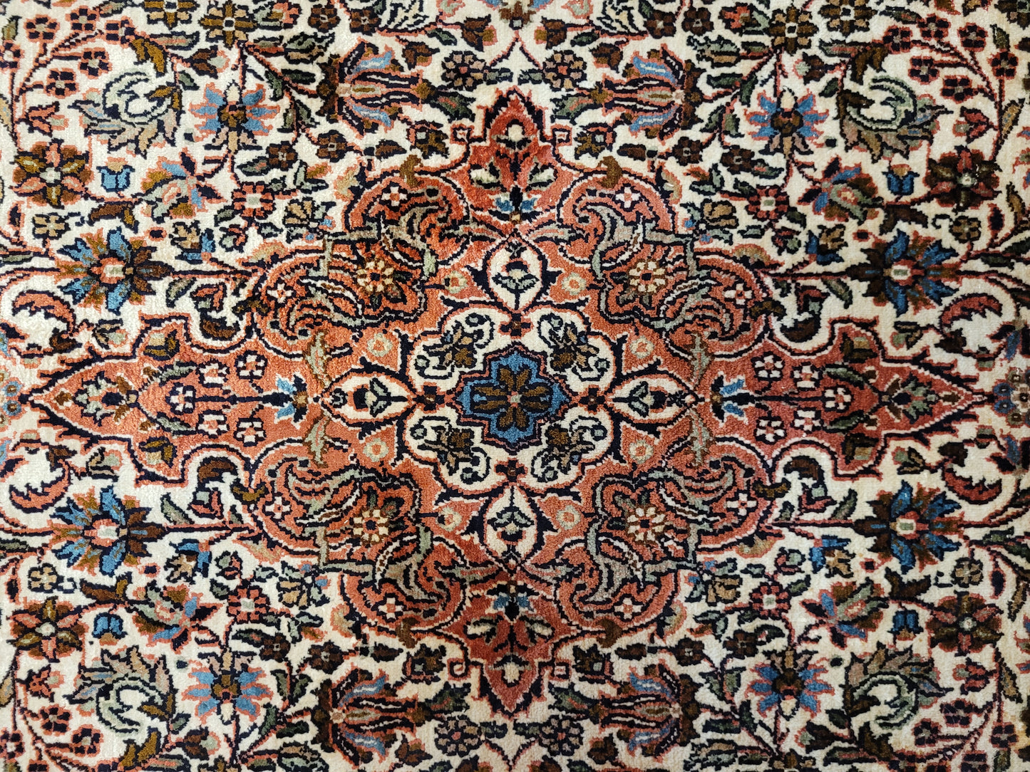 Ghom Teppich Seide feine Knüpfung florales Medaillon